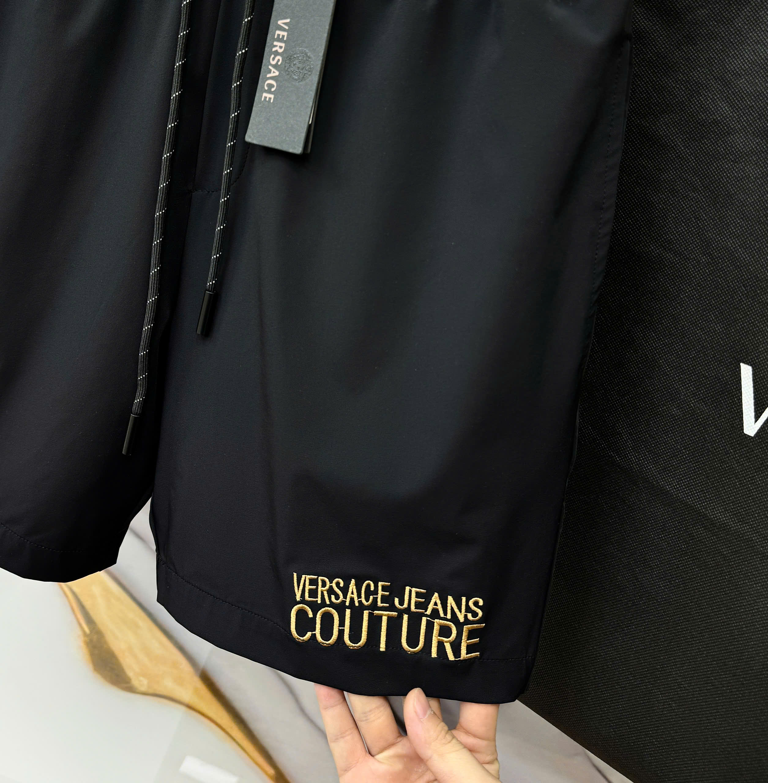 Quần short gió Versace VS Đen logo chữ thêu họa tiết túi sau Like Auth 1-1 on web MK